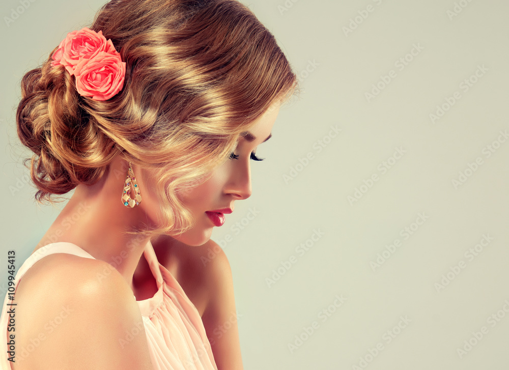 Fototapeta Piękny model z elegancką fryzurą. Piękna kobieta z moda fryzura ślubna z różami kwiatów i kolorowy makijaż