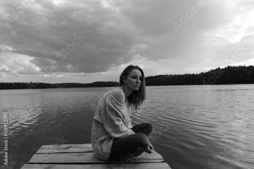 Photos Грустная девушка на берегу озера. 2