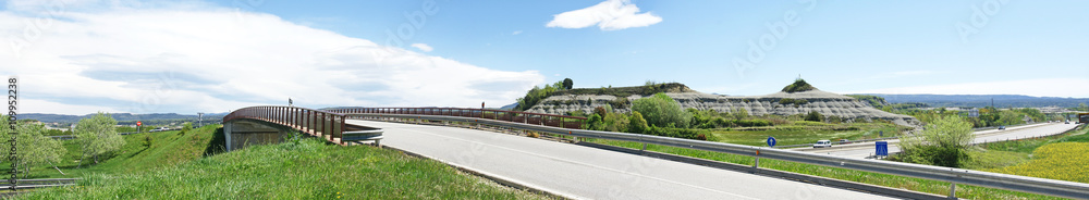 Puentes, campos y carreteras en la provincia de Barcelona