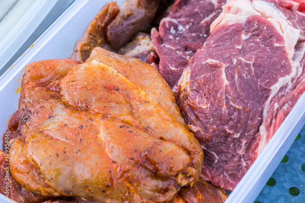 Grillfleisch in einer Schale Grillfleisch in einer Schale