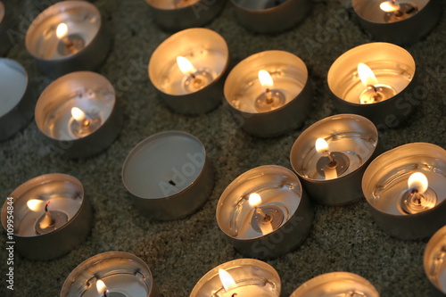 Viele brennende Kerzen in einer Kirche, Gedenkkerzen, Religion, Meditation, Konzentration