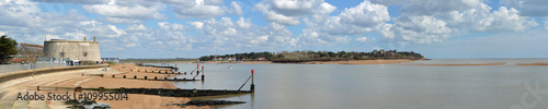 Fotografía Panorama of the Estuary of the river Deben at Felixstowe Ferry with Martello tower and Bawdsey Manor in the background
