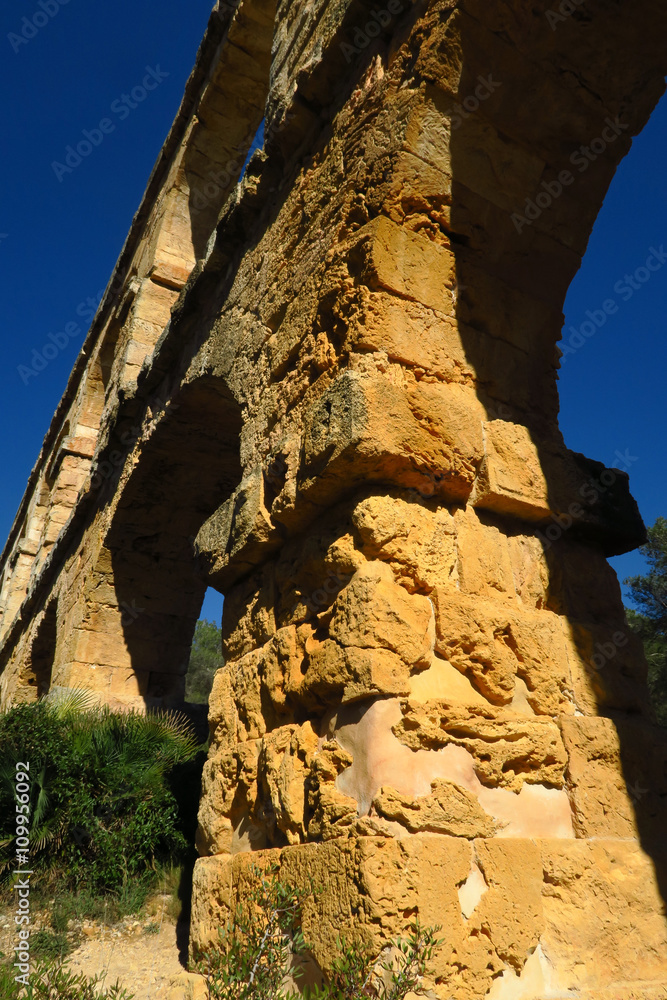 Fototapeta premium Acueducto romano Pont del Diable (Puente del Diablo) en Tarragona