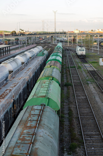 ESTACION DE TREN , VIAS , MERCANCIAS 