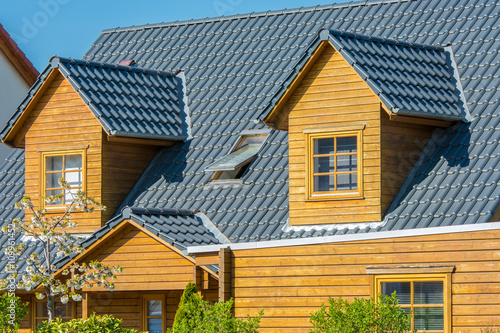 Schönes Dachgeschoss eines rustikalen Holzhauses