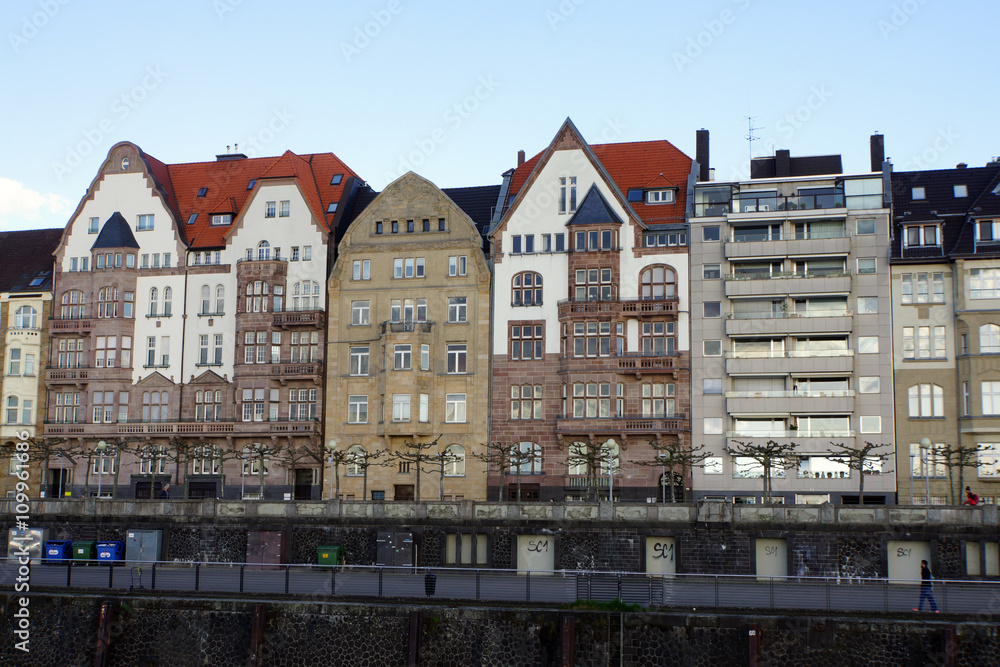 Wohnhäuser an der Rheinpromenade,
