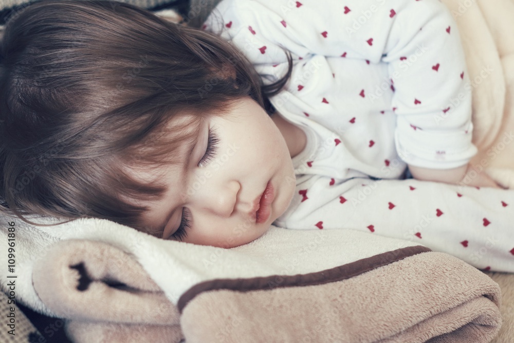 Obraz premium Small child peacefully sleeps close up
