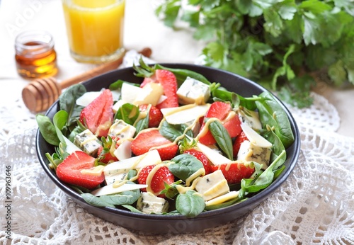 Salad with spinach, strawberries, blue cheese and parmesan