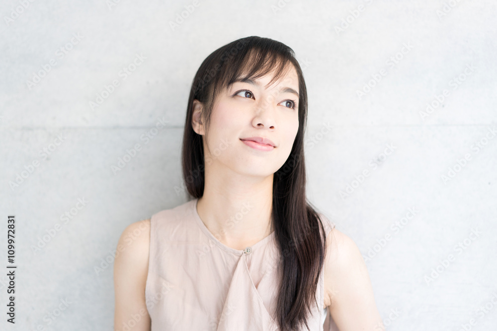 考える女性 考える女性