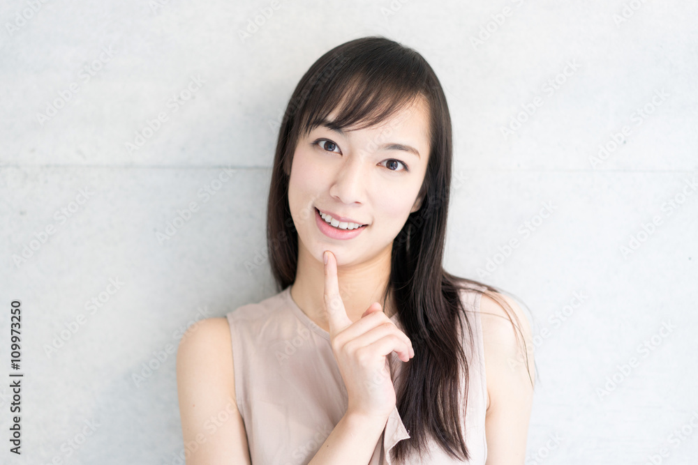 考える女性 考える女性