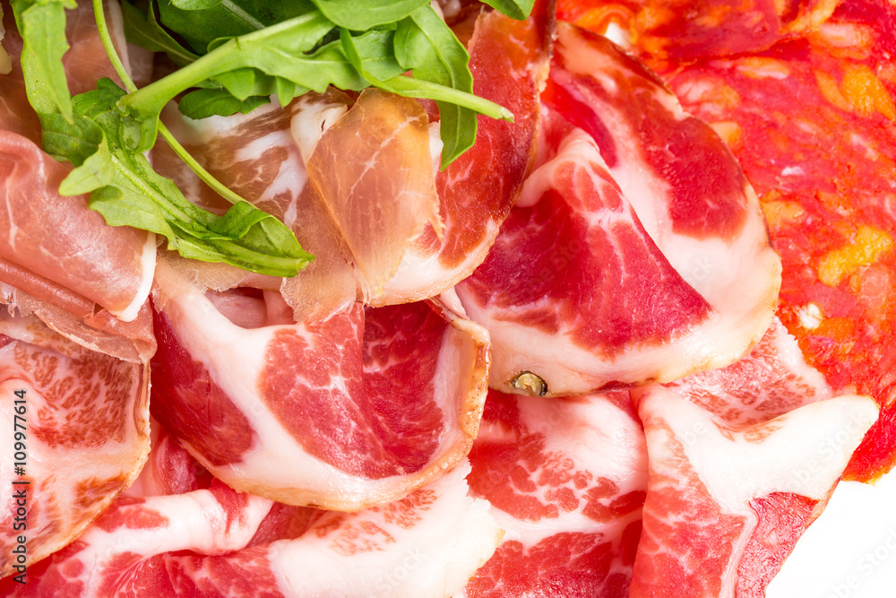 Obraz premium Delicious italian dried meat with arugula.