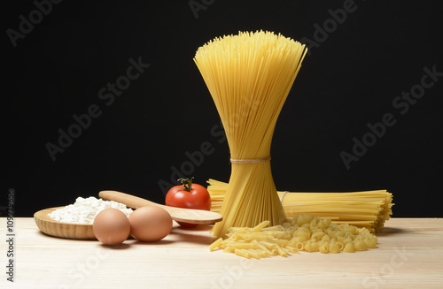 Pasta espagueti, tallarines y codos cruda