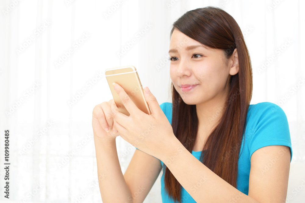 スマートフォンを持つ笑顔の女性