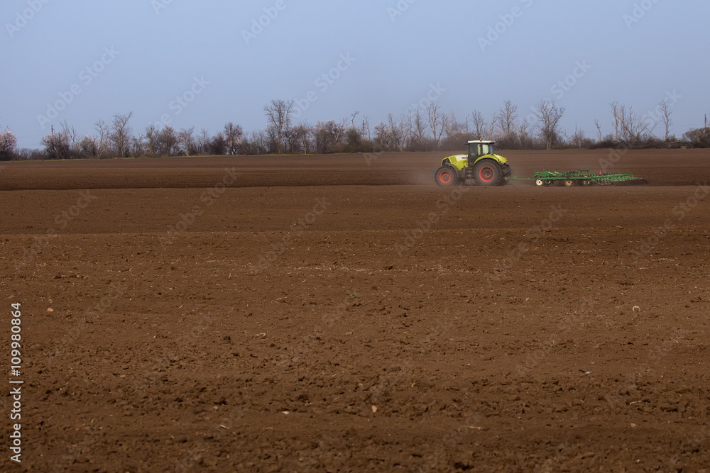 Obraz premium Spring tillage of arable land