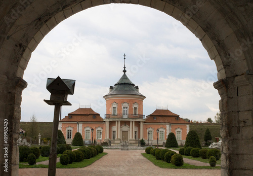 Foto Entrance to the ancient castle Zolochiv. Ukraine