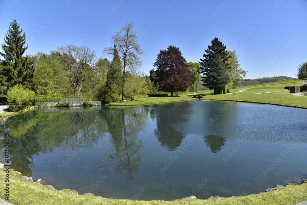 Obraz premium L'étang du Moulin et ses reflets aux Jardins d'Eau d'Annevoie