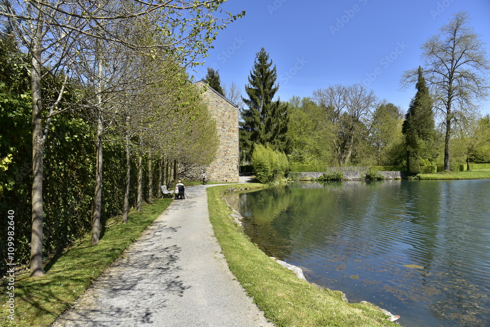 Superbe promenade le long de l'étang du Moulin près de l'ancien moulin à eau aux Jardins d'Eau d'Annevoie