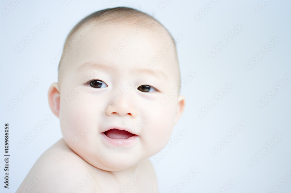 微笑む日本人の赤ちゃん