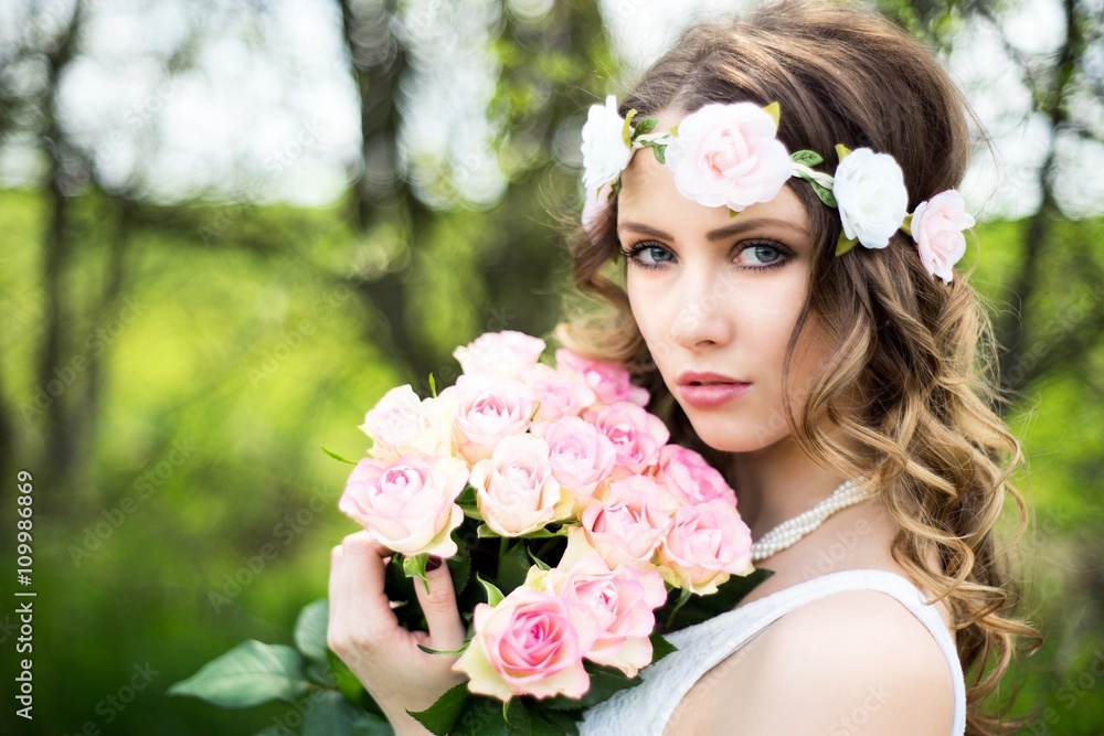 Fototapeta premium Roses / pretty woman with a bouquet roses