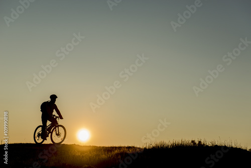 dağlarda bisiklet sürmek © emerald_media