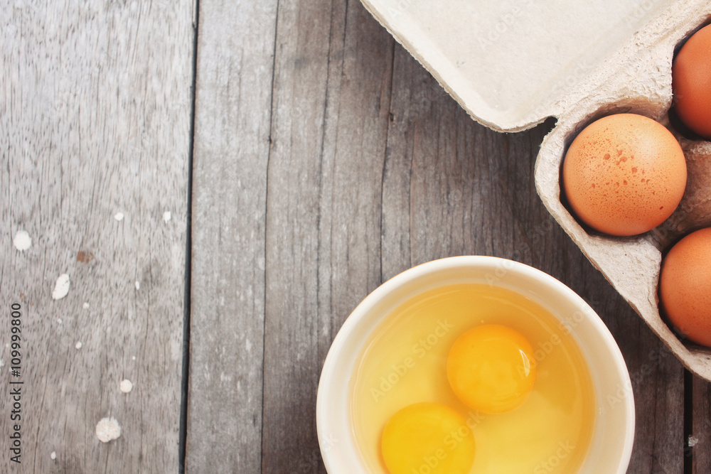 Eggs in box and bowl