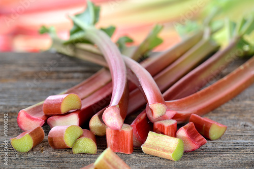Bild auf Leinwand Roher Rhabarber auf einem Holztisch - Raw rhubarb on a wooden table