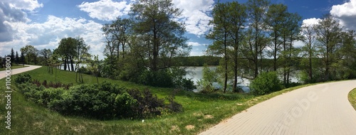 ścieżka w parku z widokiem na jezioro