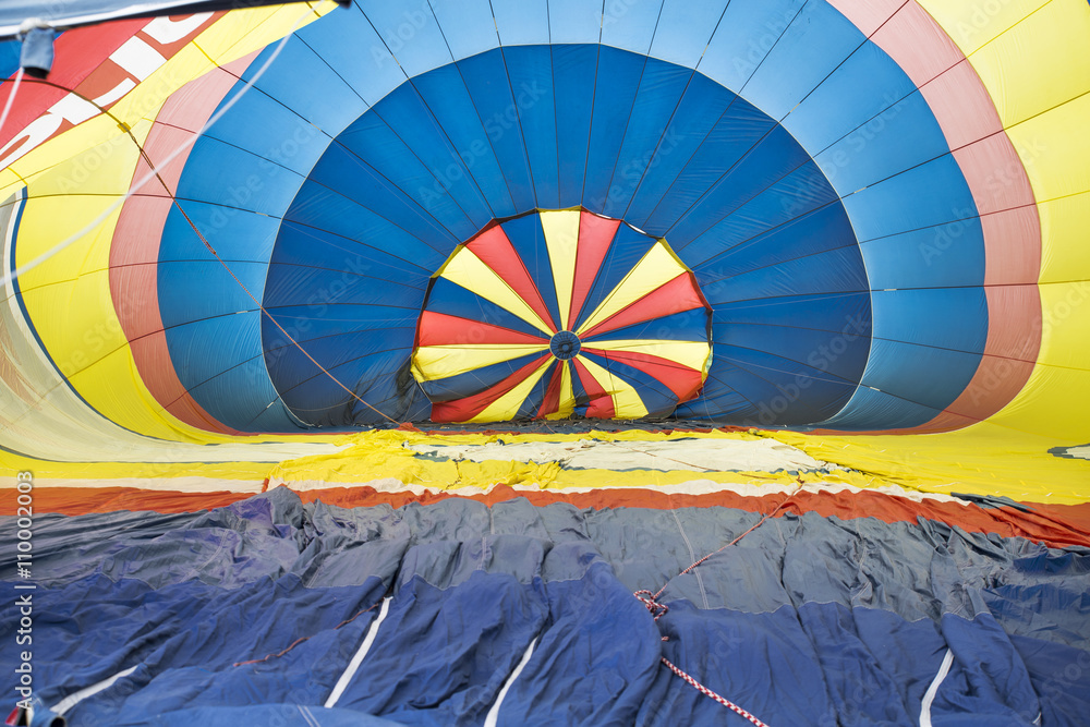 Fototapeta premium interno di una mongolfiera al suo gonfiaggio
