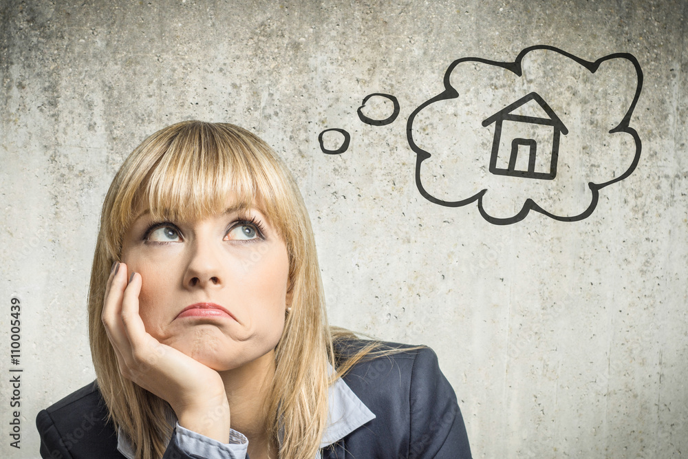 Junge Frau denkt an ein Haus