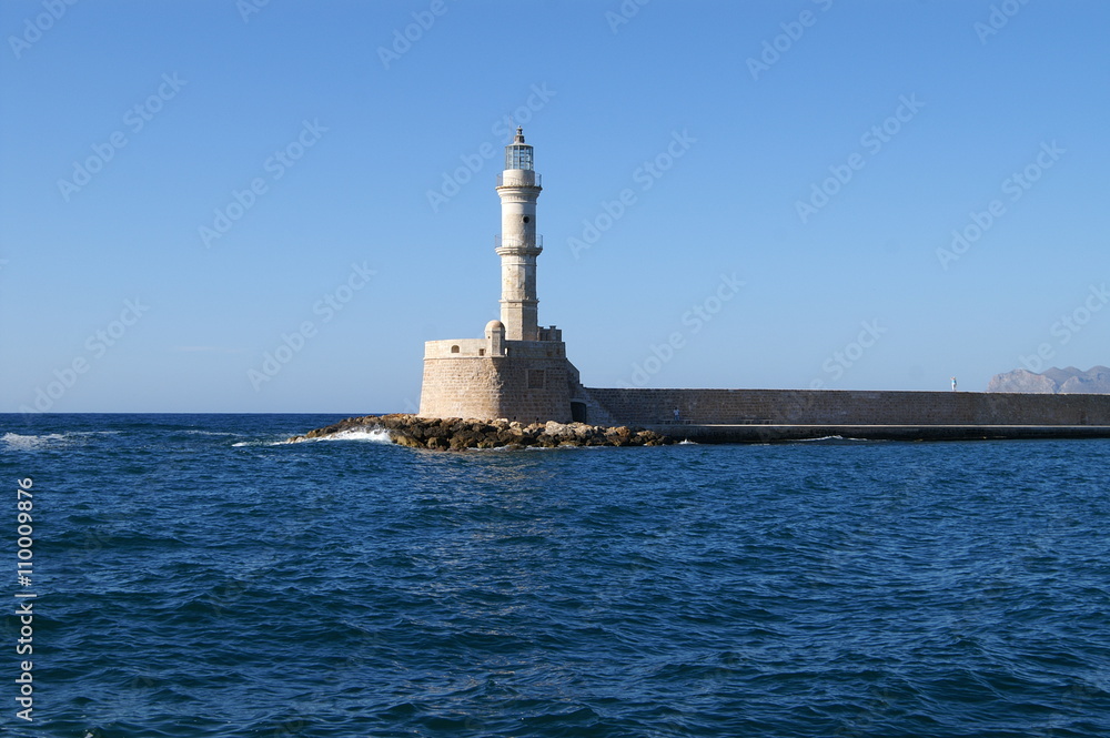 Leuchtturm im Hafen der kretischen Stadt Chania