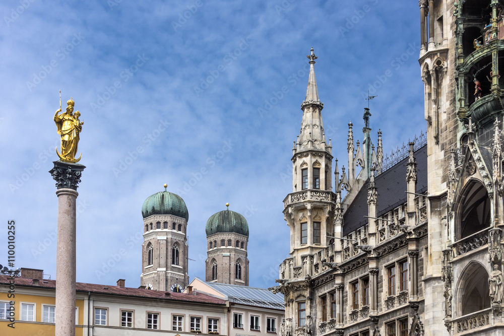 Deutschland, München, Marienplatz: Skyline mit Mariensäule, Frauenkirche und Neues Rathaus im Zentrum der bayrischen Hauptstadt