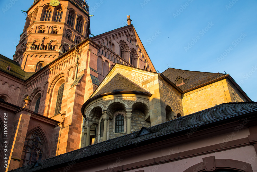 Der Dom in Mainz an einem sonnigen Morgen