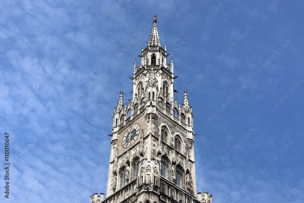 Marienplatz, München: Blauer Himmel mit Spitze vom Hauptturm Neues Rathaus