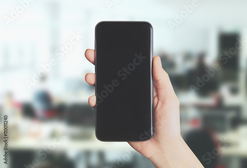 Cellulare spento in mano in ufficio