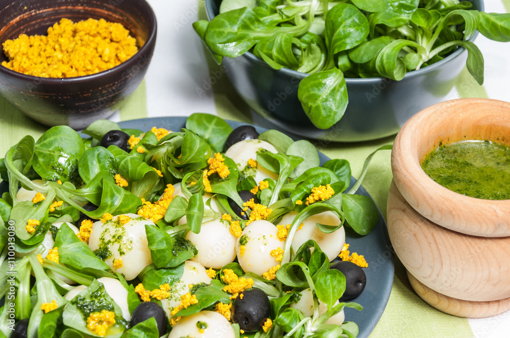 Ensalada de patatas, canónigos, aceitunas y tofu Ensalada de patatas, canónigos, aceitunas y tofu