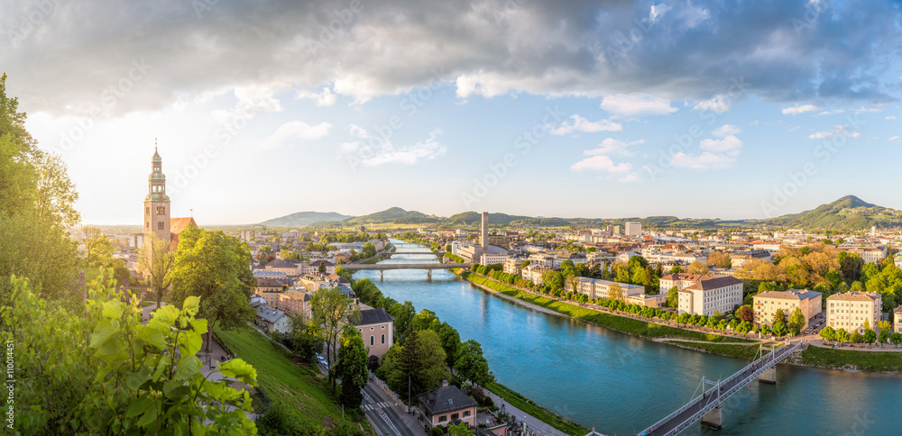 Naklejka premium Panoramiczny widok na Stadt Salzburg z rzeką Salzach wieczorem, Salzburg, Austria