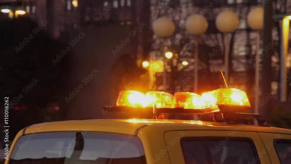 Luces estroboscopios de Emergencia en Coche al anochecer Luces estroboscopios de Emergencia en Coche al anochecer