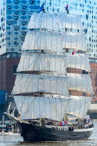 Segelschiff vor der Elbphilharmonie in Hamburg, Deutschland photo