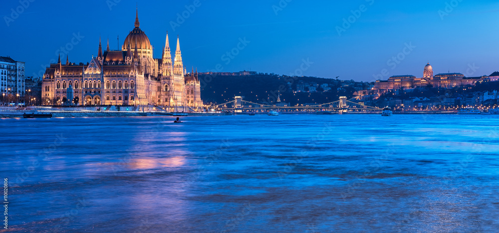 Naklejka premium Budapest in blue hour