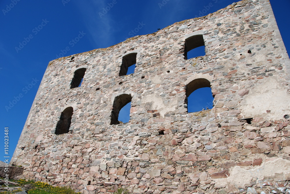 Brahehus old wall, built in 17th century
built by the Swedish lake Vättern, destroyed by fire 1708
