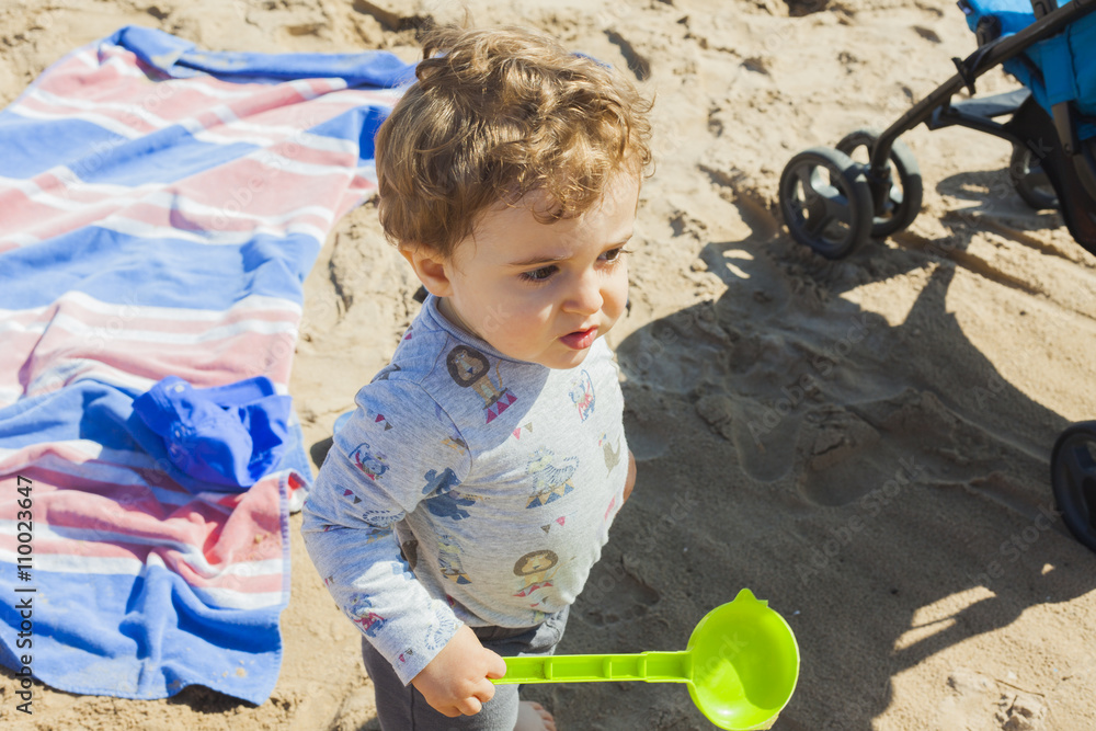 Naklejka premium Medium shot portrait baby boy playing in the beach