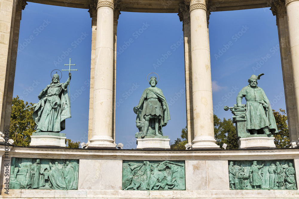 Obraz premium Left colonnade of Heroes Square monument in Budapest, Hungary.