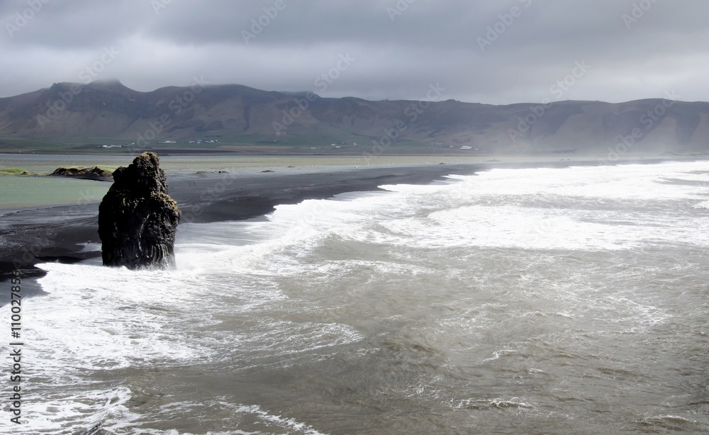 Vik i Myrdal, berühmter schwarzer Lava-Sandstrand an der Südküste Islands Vik i Myrdal, berühmter schwarzer Lava-Sandstrand an der Südküste Islands
