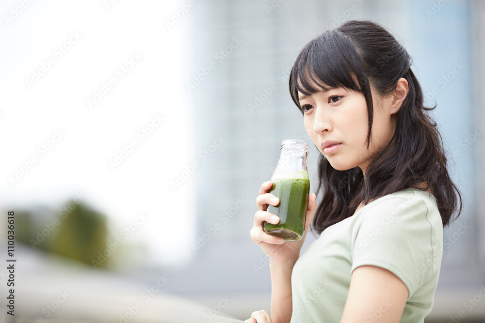 グリーンスムージーを飲む女性 グリーンスムージーを飲む女性