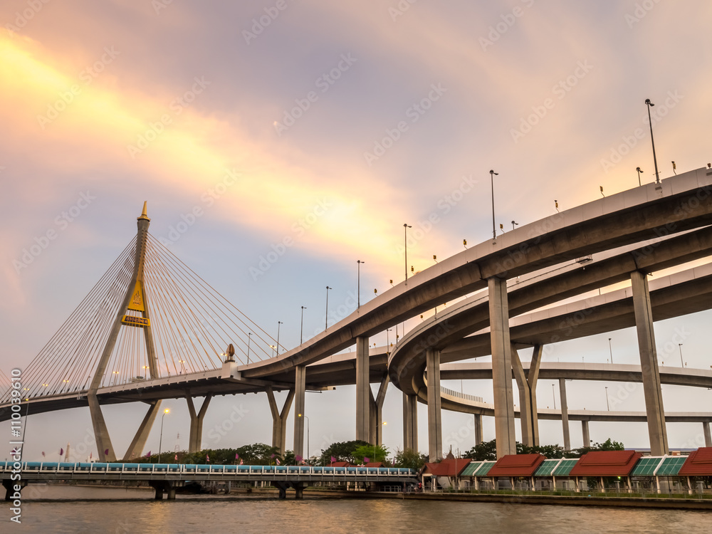 Obraz premium Industrial ring bridges in Bangkok under twilight sky