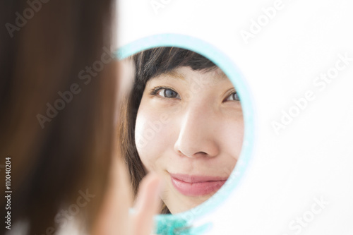 女性 美容 メイクアップ 鏡を見る 白バック 笑顔