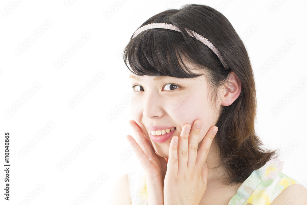 Foto Stock 女性 美容 イメージ 私服 代後半から30代 手を頬に 横顔 笑顔 カメラ目線 コピースペース Adobe Stock