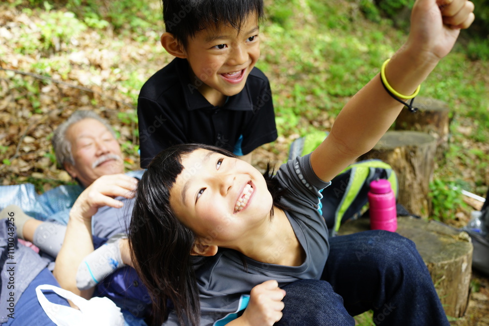 孫と遊ぶ 祖父 家族 三世代 アスレチック 肩車 笑顔 Stock 写真 Adobe Stock