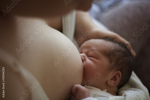 Newborn baby drinking from breast Fototapet