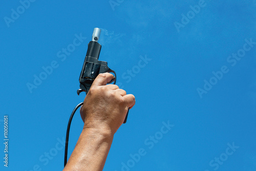 Картината върху платно Starter.Hand firing a gun for starting race